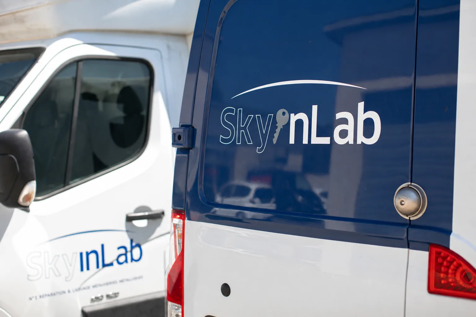 Sky'inLab, expertise en réparation de menuiseries aluminium, acier, PVC et serrurerie.
